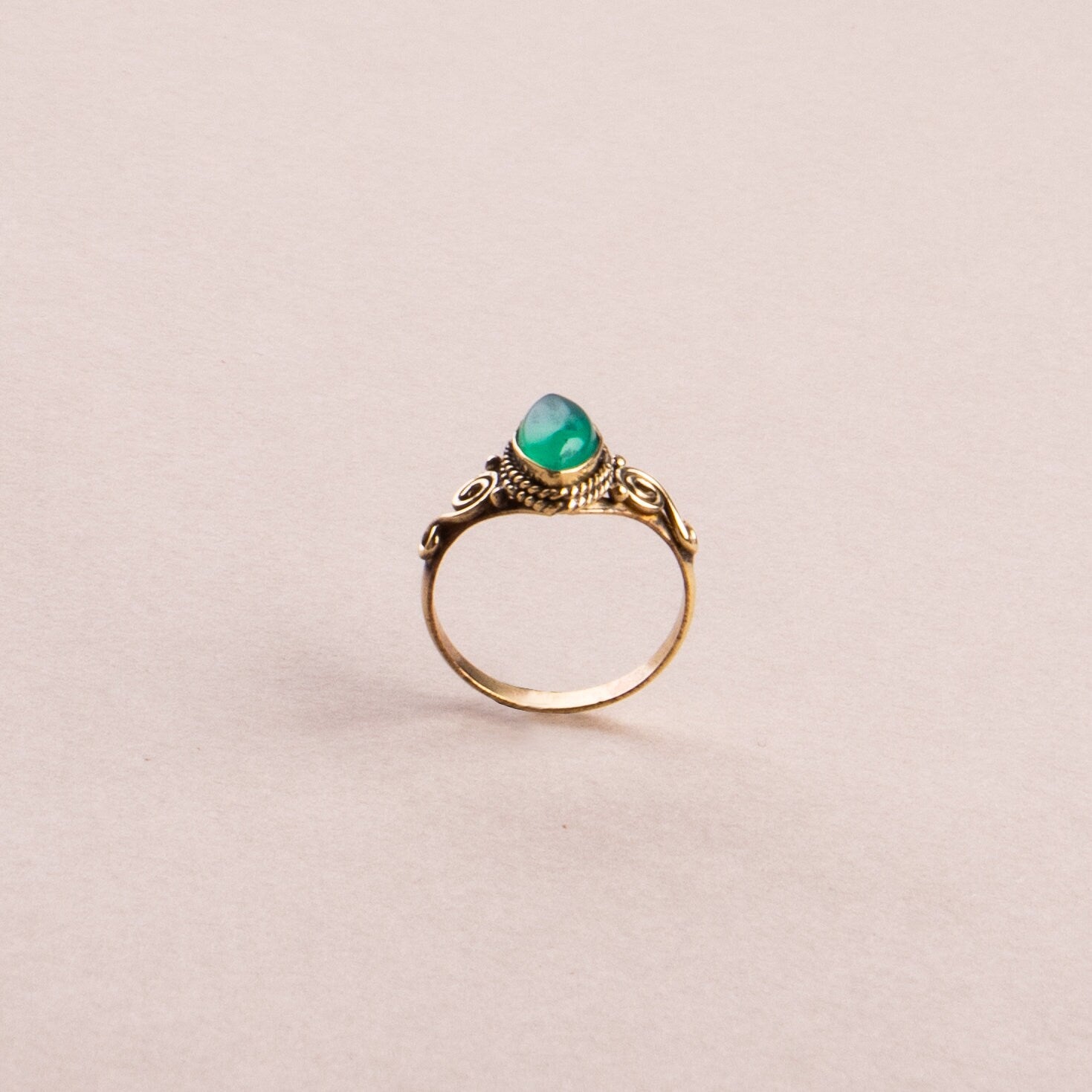 Grüner Onyx Ring mit ovalem Stein verspielt in gold handgefertigt
