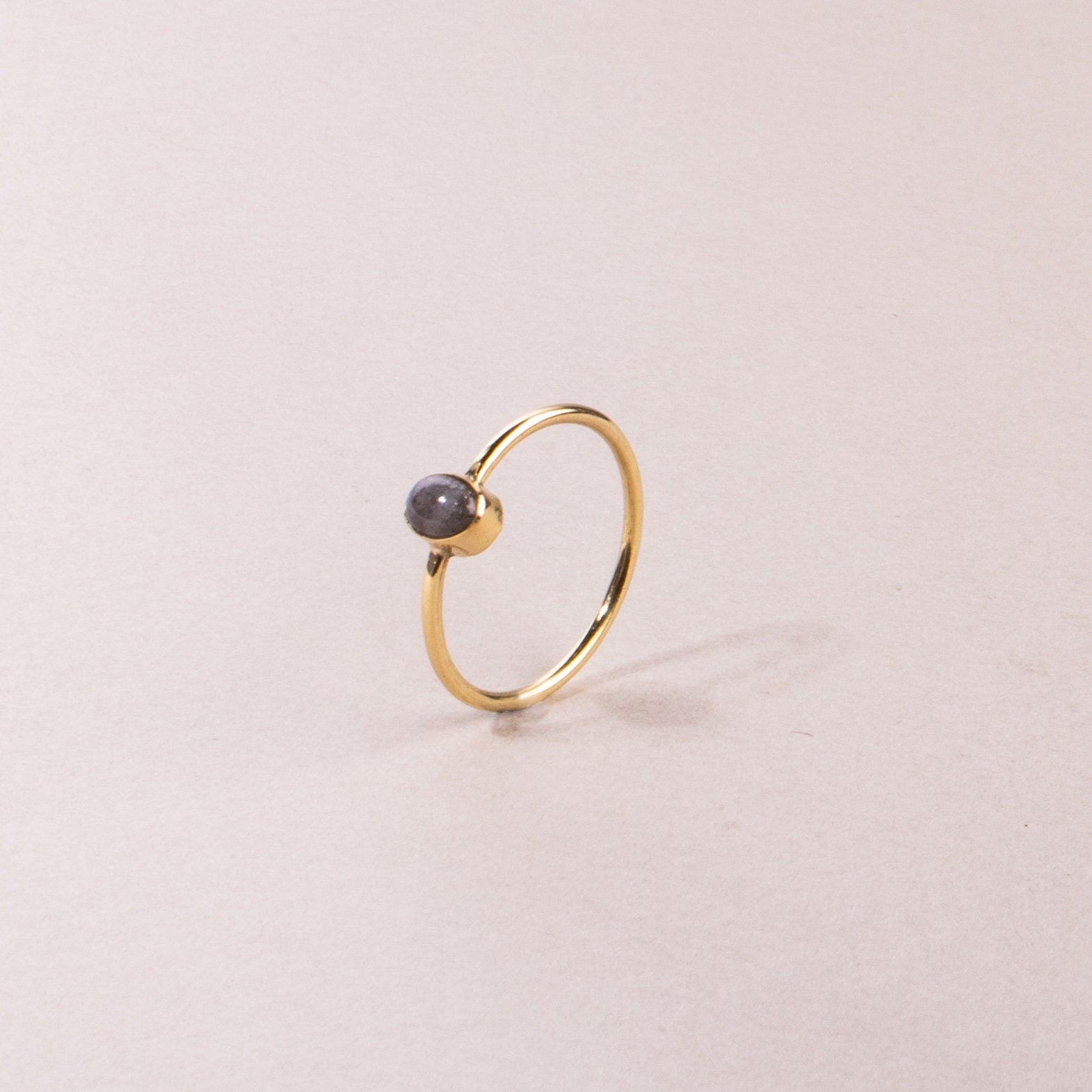 Feiner Labradorit Ring mit ovalem Stein handgemacht
