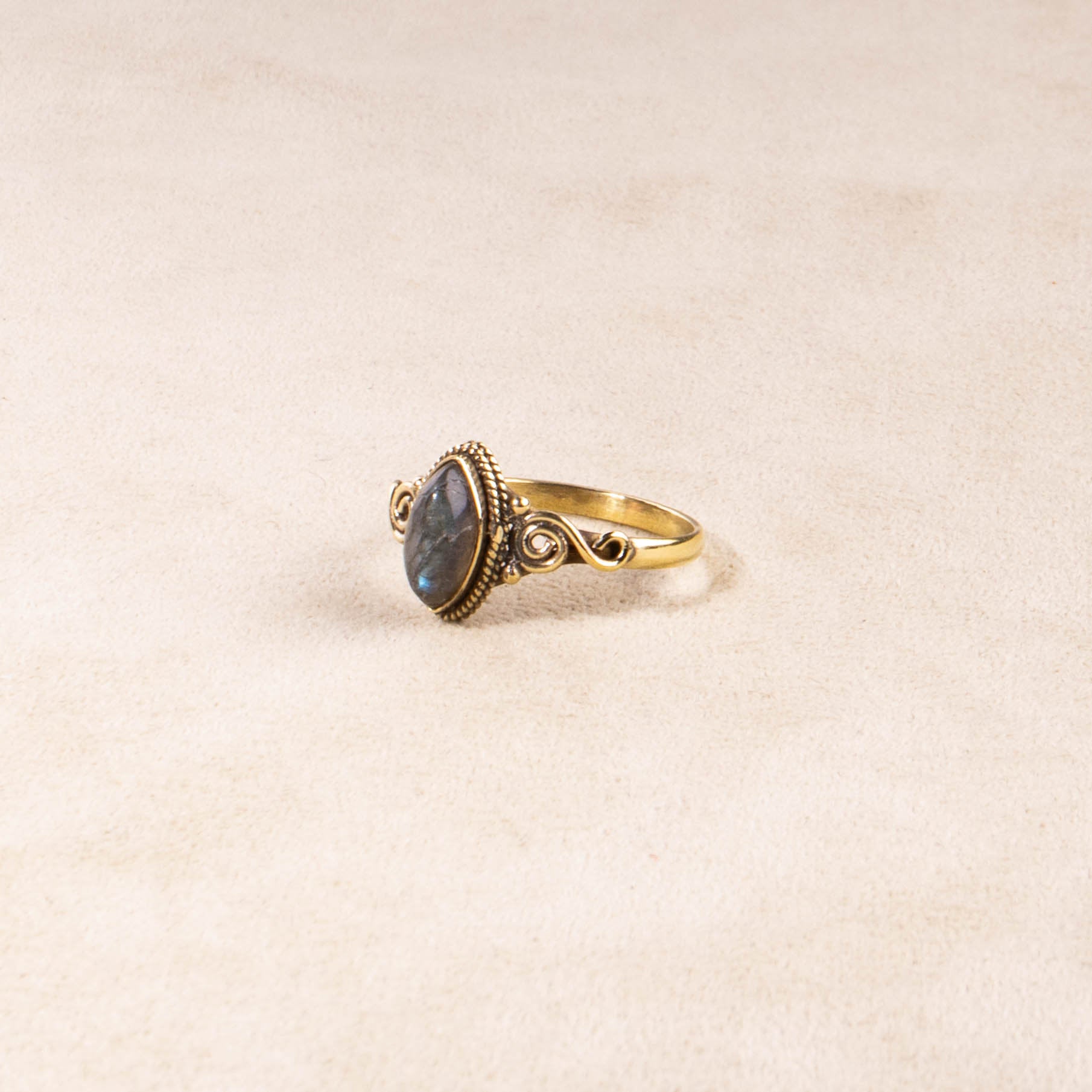 Labradorit Ring mit ovalem Stein verspielt handgemacht