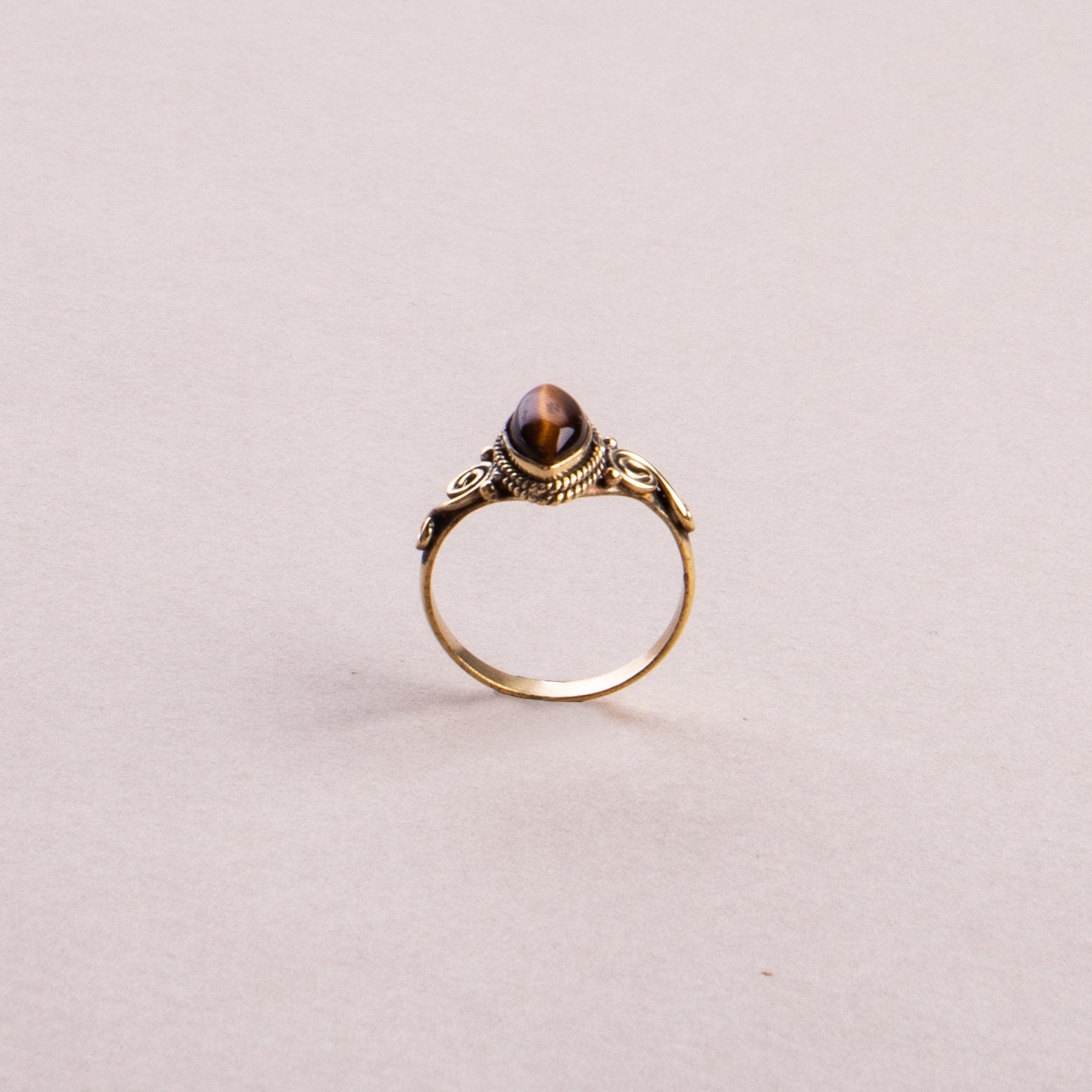 Tigerauge Ring mit ovalem Stein verspielt in gold handgemacht