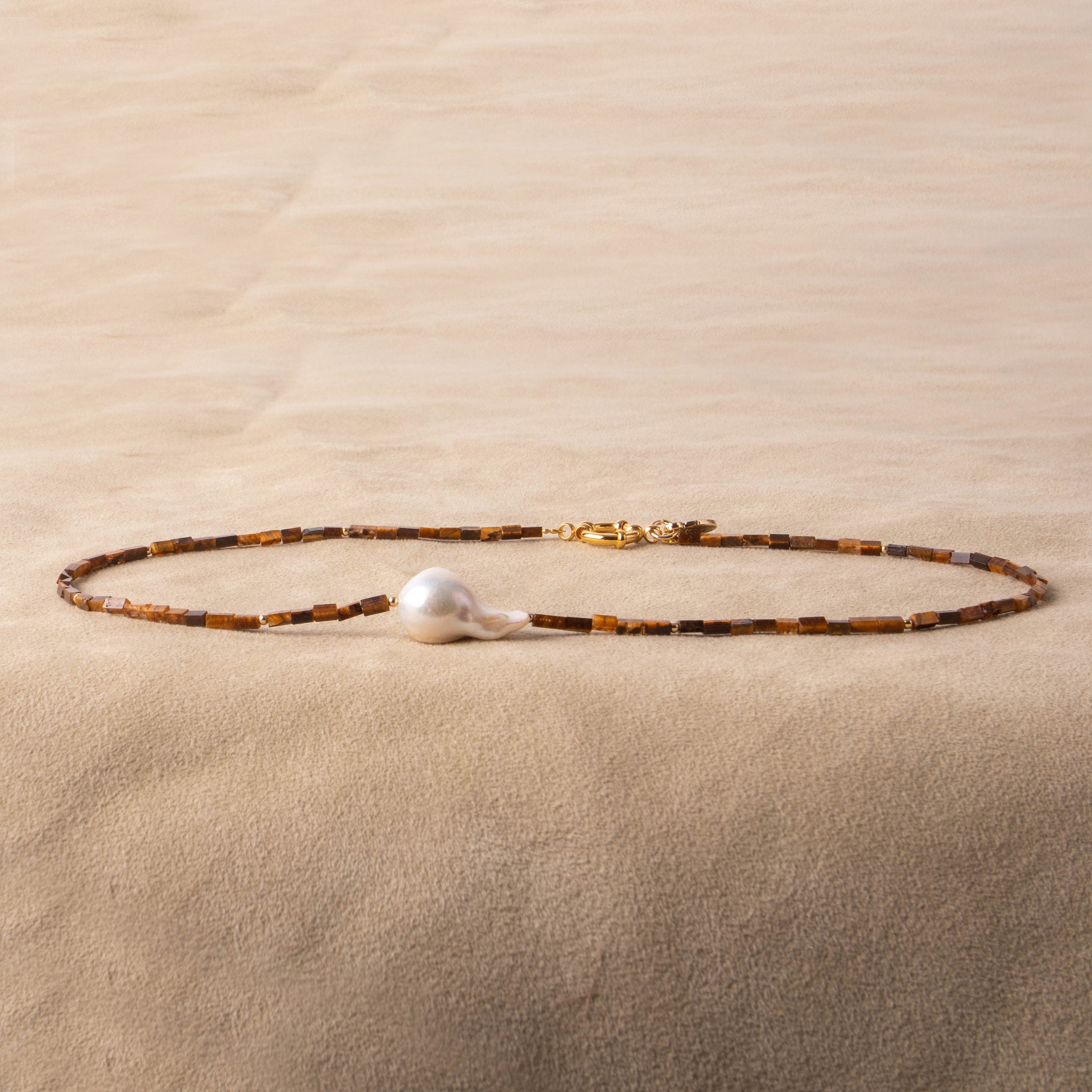 Tigerauge Perlenkette mit Barokperle und vergoldeten Details Perle