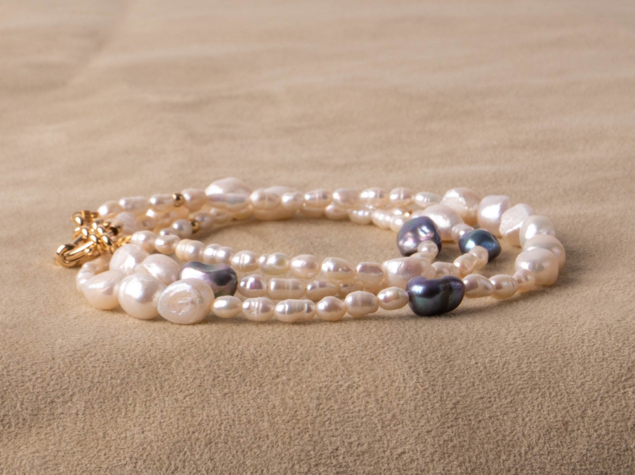 Lange Perlenkette weiß und blau mit vergoldetem Federring handgemacht