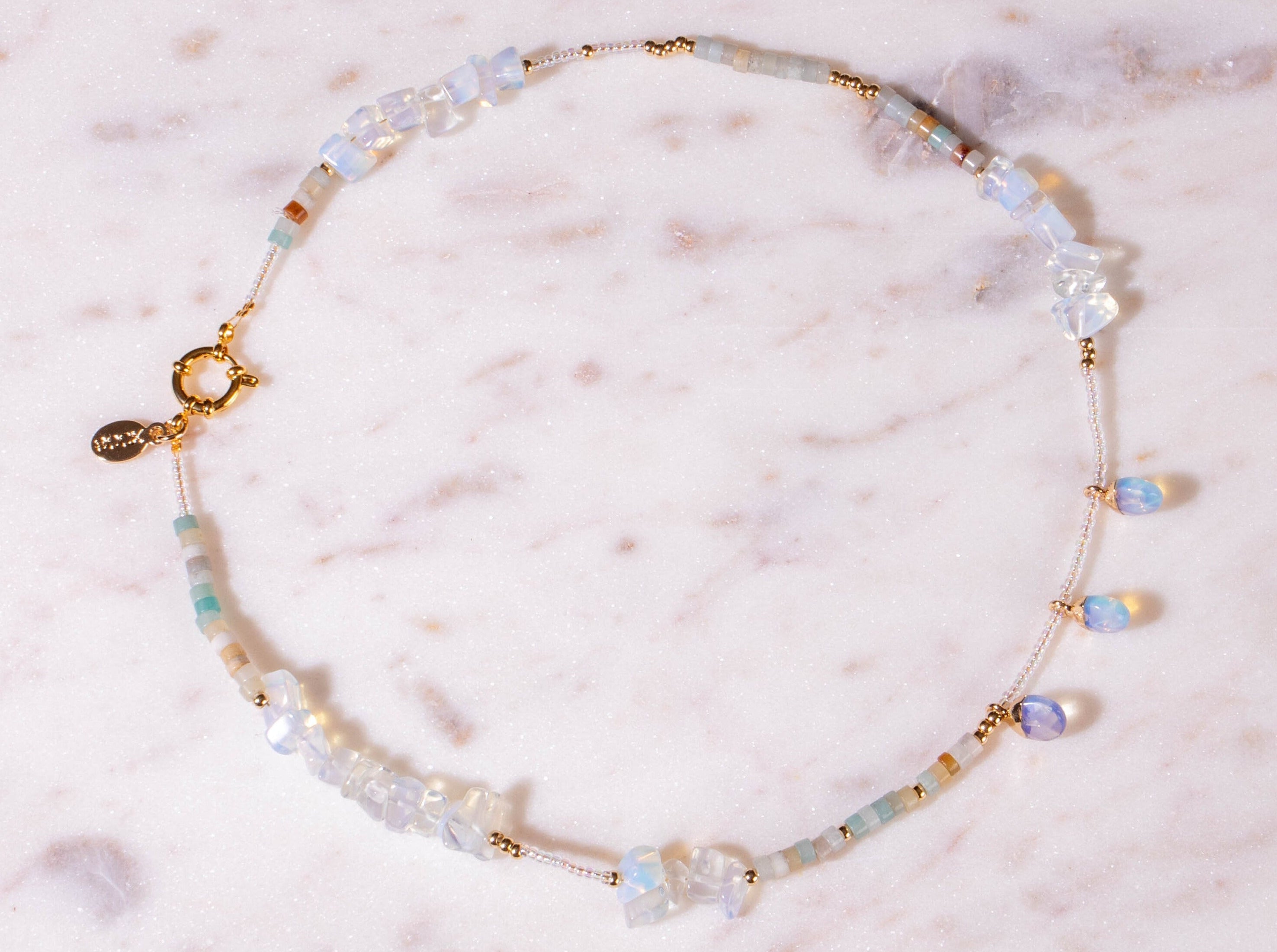 besondere Perlenkette aus Opalith, Amazonith und Regenbogen Rocailles vergoldet