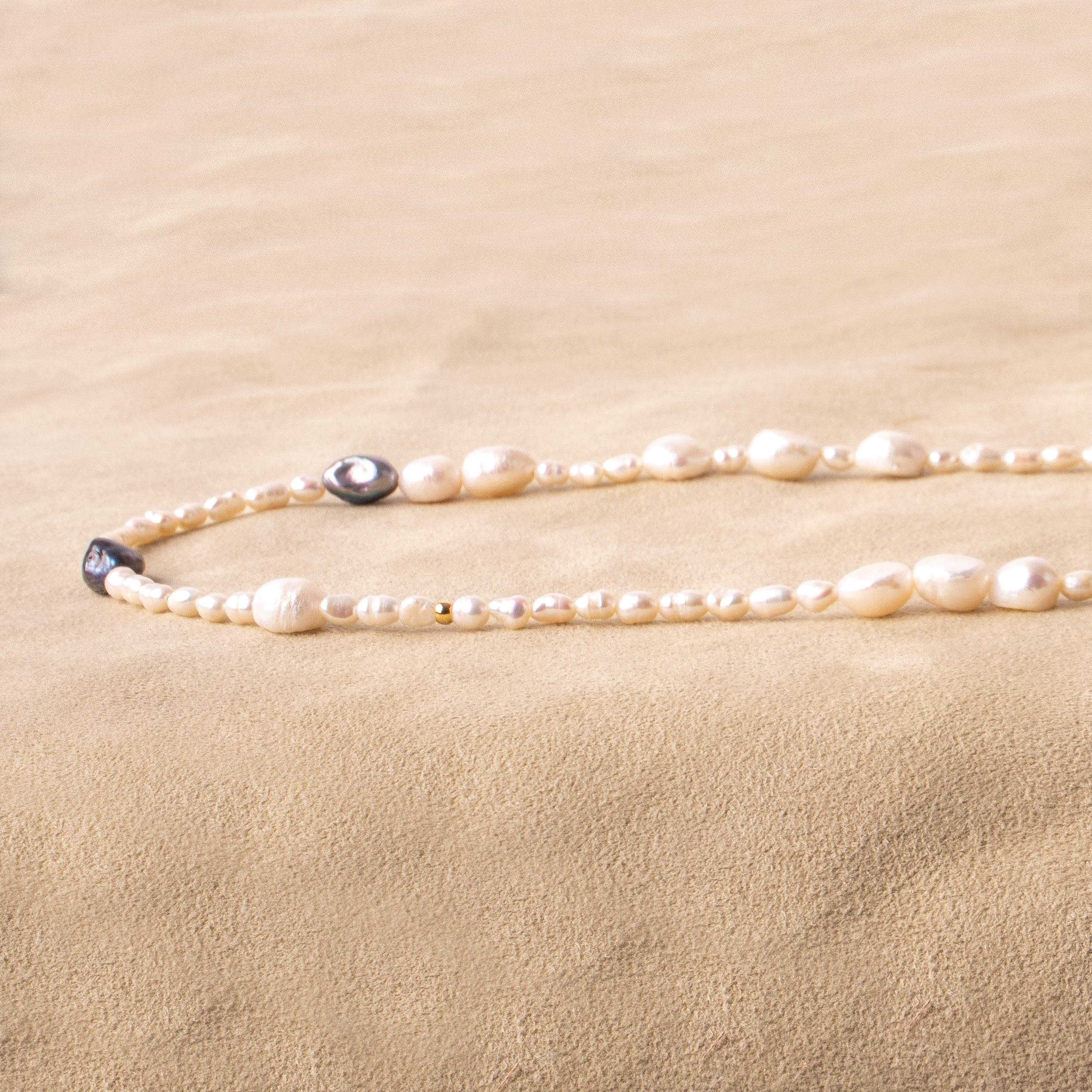Lange Perlenkette weiß und blau mit vergoldetem Federring handgemacht
