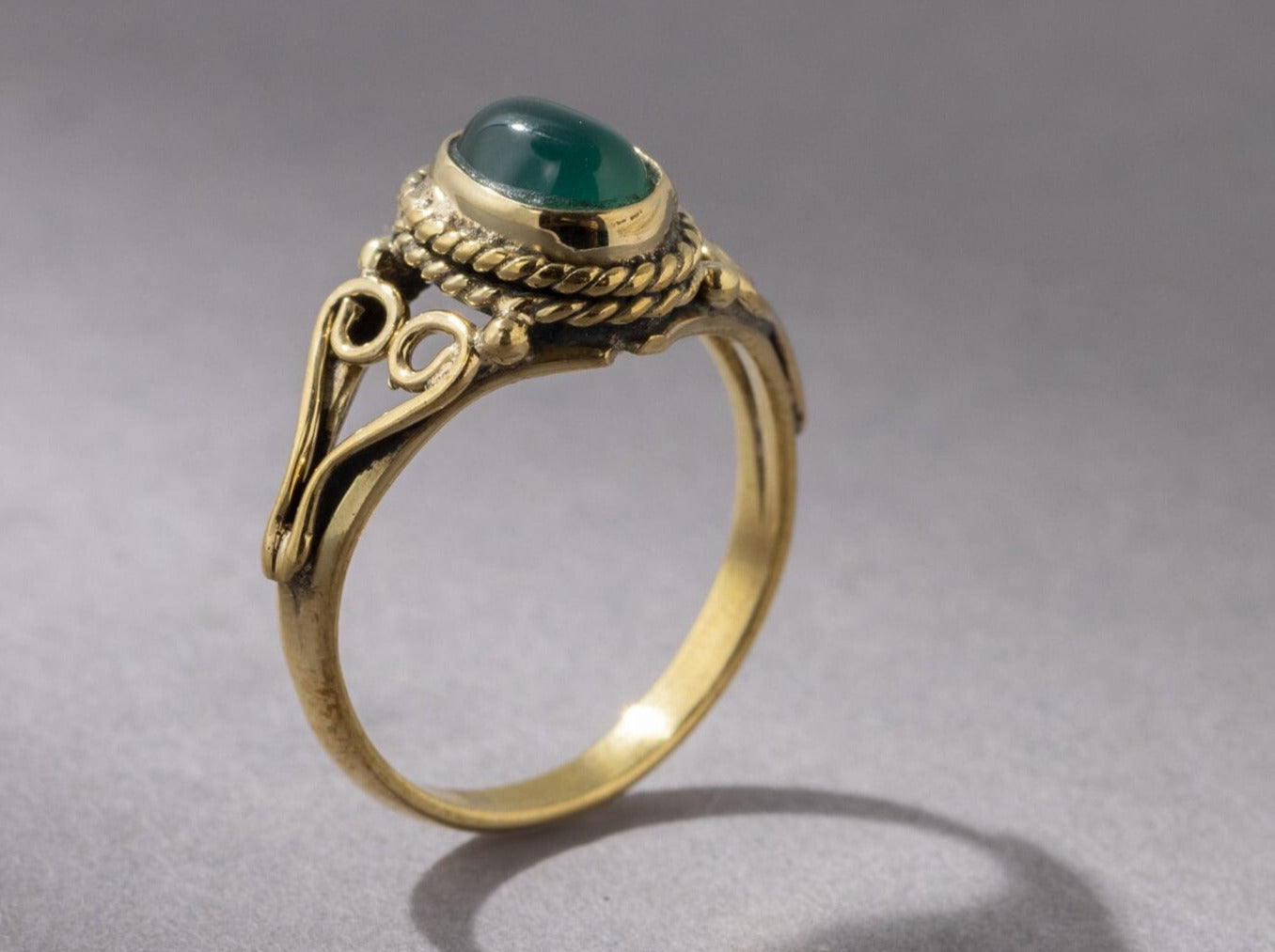 Grüner Onyx Ring mit ovalem Stein verspielt gold handgemacht